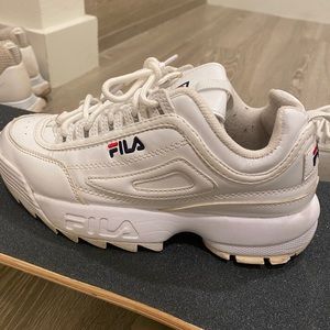 chunky fila sneaker! great condition!